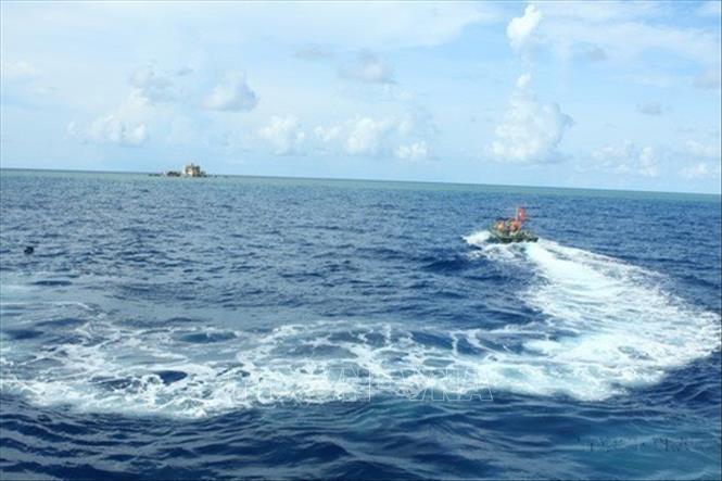 Tuần tra bảo vệ chủ quyền khu vực đảo Đá Đông A, Trường Sa, Khánh Hòa (5/2015). Ảnh Hồng Kỳ - TTXVN