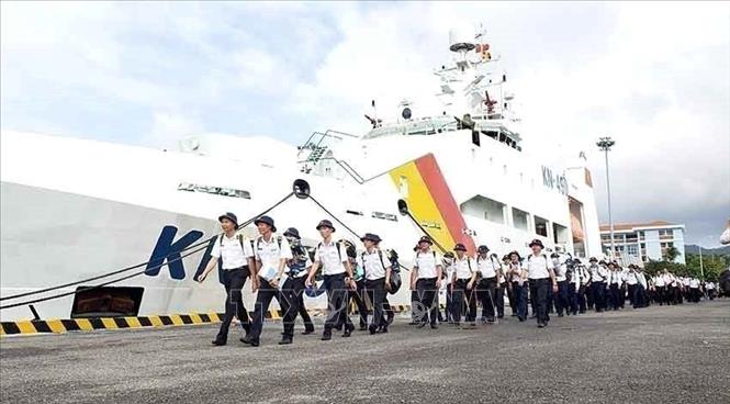 Cán bộ, chiến sĩ hải quân lên tàu, ra nhận nhiệm vụ tại Đặc khu Trường Sa, tỉnh Khánh Hòa. Ảnh: Hoàng Hùng - TTXVN