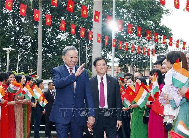 General Secretary of the Communist Party of Vietnam Central Committee and State President To Lam meets with staff of the Vietnamese Embassy and the Vietnamese community in New Delhi. VNA Photo: Thống Nhất