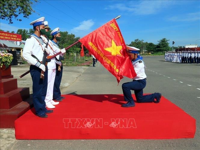 Chiến sỹ mới thực hiện nghi thức hôn lên lá Quân kỳ trong buổi lễ Tuyên thệ trước khi lên đường nhận nhiệm vụ tại các đơn vị thuộc Vùng 2 Hải quân. Ảnh: Đoàn Mạnh Dương - TTXVN