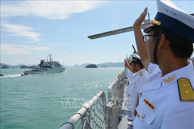 Tàu hộ vệ tên lửa HQ-012 Lý Thái Tổ tham gia duyệt binh hạm đội trên biển với sự hiện diện của 27 tàu thuộc các lực lượng trên biển của Malaysia và 15 tàu khác đến từ các nước trong và ngoài khu vực, ngày 27/3/2019, trong khuôn khổ Triển lãm Hàng hải và Hàng không quốc tế Langkawi - Malaysia, năm 2019 (LIMA 2019). Ảnh: TTXVN