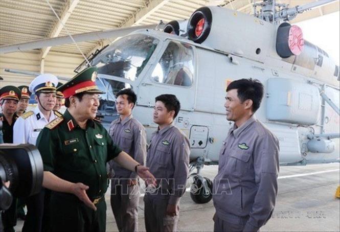 Đại tướng, Bộ trưởng Quốc phòng Ngô Xuân Lịch gặp gỡ, giao nhiệm vụ cho cán bộ, chiến sỹ phi đội trực thăng săn ngầm Ka-28, trong chuyến đến thăm, kiểm tra Lữ đoàn Không quân Hải quân 954, ngày 1/4/2019. Ảnh: Tiên Minh - TTXVN