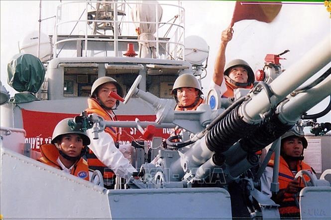 Chiến sĩ tàu pháo HQ-53 Lữ đoàn 170 luyện tập tình huống báo động chiến đấu đối không. Ảnh: Trọng Đức - TTXVN