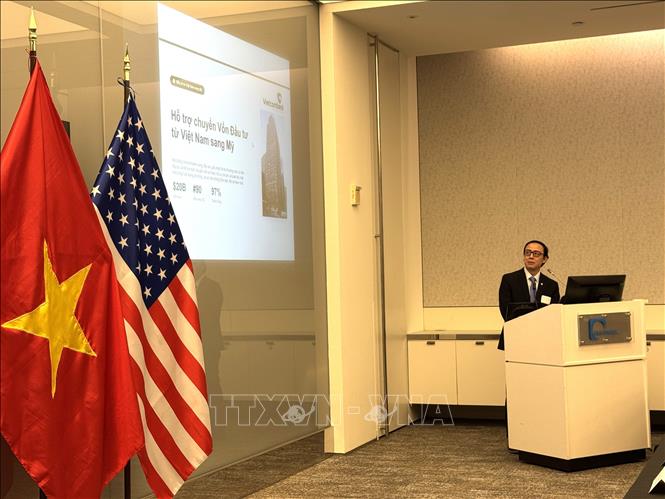 Ông Nguyễn Ngọc Quang, Trưởng Đại diện Vietcombank tại New York, hướng dẫn cho các doanh nghiệp Việt Nam cách chuyển vốn và tài chính khi đầu tư tại Mỹ. Ảnh: Đoàn Hùng - P/v TTXVN tại Mỹ