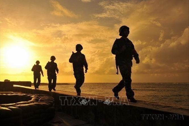 Các chiến sĩ Hải quân trên đảo Phan Vinh A nêu cao tinh thần trách nhiệm, tuần tra, canh gác, bảo vệ vững chắc chủ quyền an ninh biên giới, vùng biển, vùng trời cho nhân dân vui Xuân, đón Tết. Ảnh: Minh Đức - TTXVN