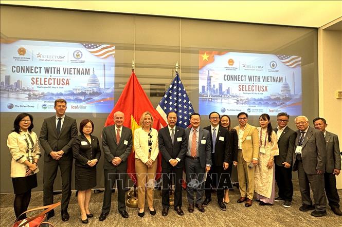Đại sứ Nguyễn Quốc Dũng và các đại biểu tham dự hội thảo chụp ảnh lưu niệm. Ảnh: Đoàn Hùng - P/v TTXVN tại Mỹ