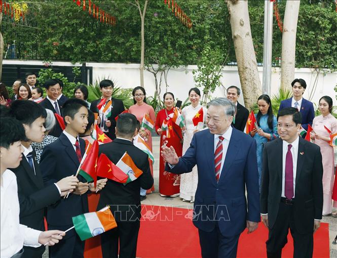 General Secretary of the Communist Party of Vietnam Central Committee and State President To Lam meets with Vietnamese community in India. VNA Photo: Thống Nhất