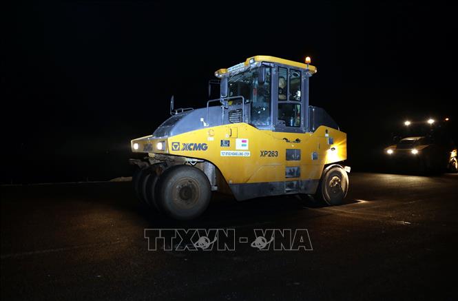 Các đơn vị thi công cao tốc cửa khẩu Hữu Nghị - Chi Lăng, tỉnh Lạng Sơn chia ca làm cả ngày lẫn đêm để nhanh chóng hoàn thành dự án trọng điểm quốc gia này vào ngày 19/5/2026, đúng dịp kỷ niệm 136 năm ngày sinh Chủ tịch Hồ Chí Minh. Ảnh: Văn Đạt - TTXVN