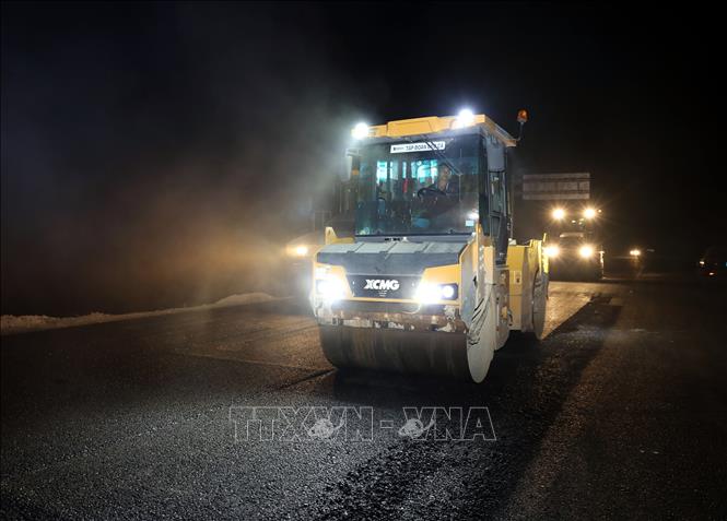 Các đơn vị thi công cao tốc cửa khẩu Hữu Nghị - Chi Lăng, tỉnh Lạng Sơn chia ca làm cả ngày lẫn đêm để nhanh chóng hoàn thành dự án trọng điểm quốc gia này vào ngày 19/5/2026, đúng dịp kỷ niệm 136 năm ngày sinh Chủ tịch Hồ Chí Minh. Ảnh: Văn Đạt - TTXVN