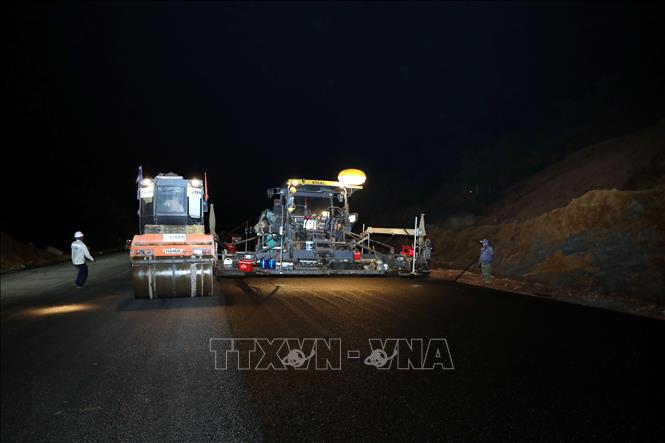 Thi công mặt đường cao tốc cửa khẩu Hữu Nghị - Chi Lăng, đoạn qua địa bàn phường Đông Kinh, tỉnh Lạng Sơn đêm 5/5/2026. Ảnh: Văn Đạt - TTXVN