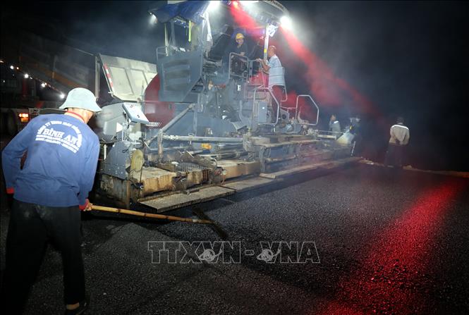 Thảm bê tông nhựa mặt đường cao tốc cửa khẩu Hữu Nghị - Chi Lăng, đoạn qua địa bàn xã Nhân Lý, tỉnh Lạng Sơn đêm 5/5/2026. Ảnh: Văn Đạt - TTXVN