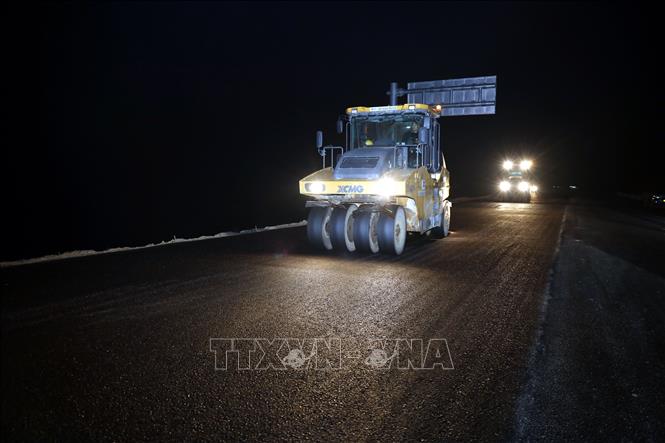 Thi công cao tốc cửa khẩu Hữu Nghị - Chi Lăng, đoạn qua địa bàn xã Nhân Lý, tỉnh Lạng Sơn trong đêm 5/5/2026. Ảnh: Văn Đạt - TTXVN