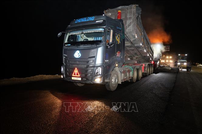 Thảm bê tông nhựa mặt đường cao tốc cửa khẩu Hữu Nghị - Chi Lăng, đoạn qua địa bàn xã Nhân Lý, tỉnh Lạng Sơn đêm 5/5/2026. Ảnh: Văn Đạt - TTXVN