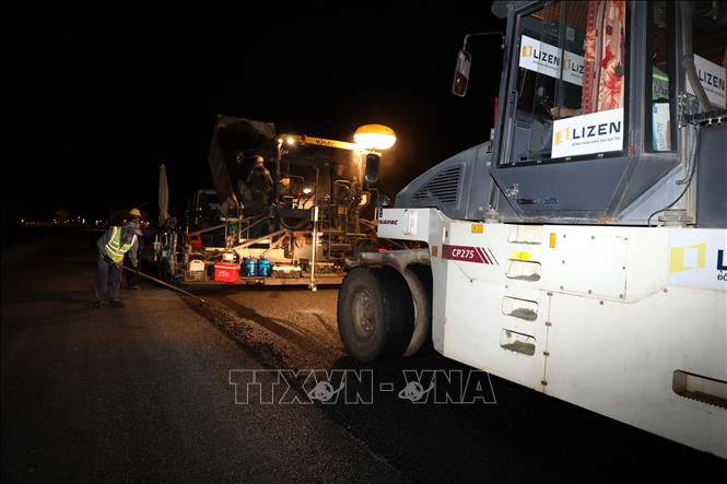 Thi công mặt đường cao tốc cửa khẩu Hữu Nghị - Chi Lăng, đoạn qua địa bàn phường Đông Kinh, tỉnh Lạng Sơn đêm 5/5/2026. Ảnh: Văn Đạt - TTXVN