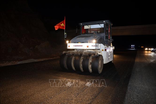 Tuyến cao tốc cửa khẩu Hữu Nghị - Chi Lăng, tỉnh Lạng Sơn dài gần 60 km đã cơ bản hoàn thành các hạng mục quan trọng. Ảnh: Văn Đạt - TTXVN