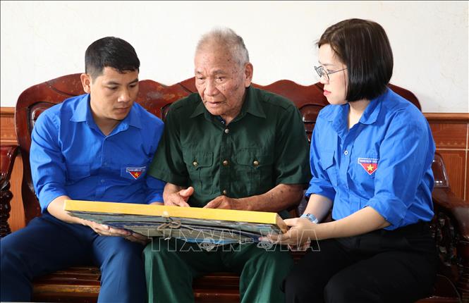 Cựu chiến binh Nguyễn Văn Lịch, xã Nam Hồng, tỉnh Ninh Bình chia sẻ về những ngày chiến đấu ác liệt nhất gắn liền với trận đánh tại cứ điểm đồi A1 trong chiến dịch Điện Biên Phủ. Ảnh: Thùy Dung - TTXVN