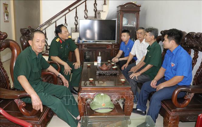 Các cựu chiến binh xã Nam Trực, tỉnh Ninh Bình ôn lại những ký ức sâu sắc về chiến dịch Điện Biên Phủ. Ảnh: Thùy Dung - TTXVN