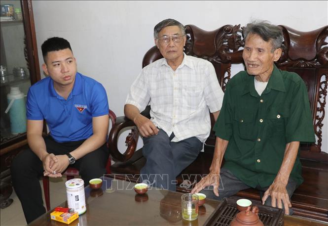 Cựu chiến binh Nguyễn Văn Bào (ngoài cùng bên phải), xã Nam Trực, tỉnh Ninh Bình xúc động nhớ lại khoảnh khắc chiều 7/5/1954 khi tin chiến thắng từ Chiến dịch Điện Biên Phủ lan khắp các đơn vị. Ảnh: Thùy Dung - TTXVN