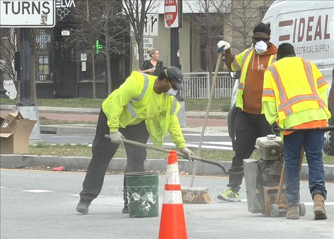 Công nhân sửa đường trên một tuyến phố ở trung tâm Washington D.C. Ảnh: Ngọc Quang – PV TTXVN tại Mỹ