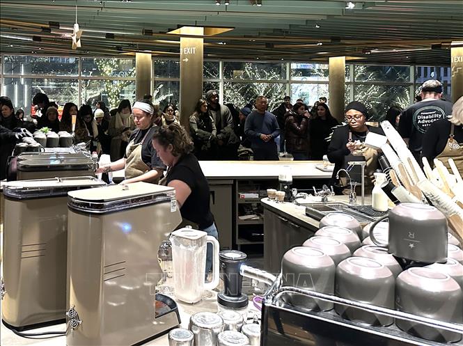 Nhân viên tại một quán café ở thành phố Chicago (Mỹ). Ảnh: Ngọc Quang – PV TTXVN tại Mỹ