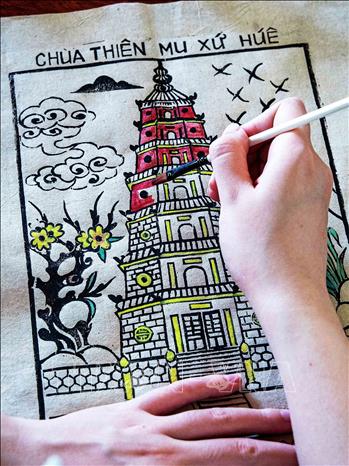 To cater to tourism, artisan Pham Cong Khai has created additional woodblock prints depicting Hue's scenic spots such as Thien Mu Pagoda and Truong Tien Bridge, transforming Sinh Village paintings from a form of spiritual art into a unique souvenir product. VNA Photo: Vân Chi/Photo by courtesy