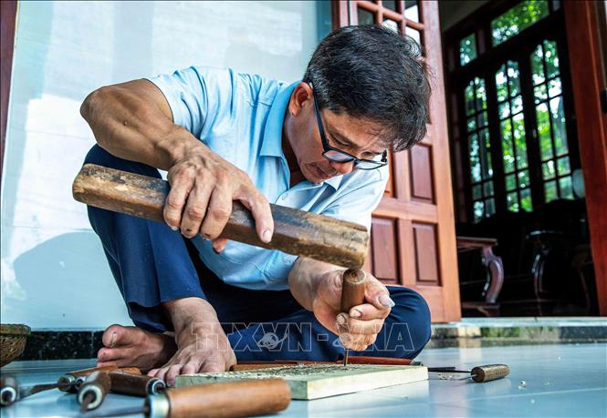 According to artisan Pham Cong Khai (51 years old), currently in Sinh village, besides artisan Ky Huu Phuoc, he is the only one who continues to maintain the craft, possessing and fully practicing the technique of woodblock printing for paintings. VNA Photo: Vân Chi/Photo by courtesy