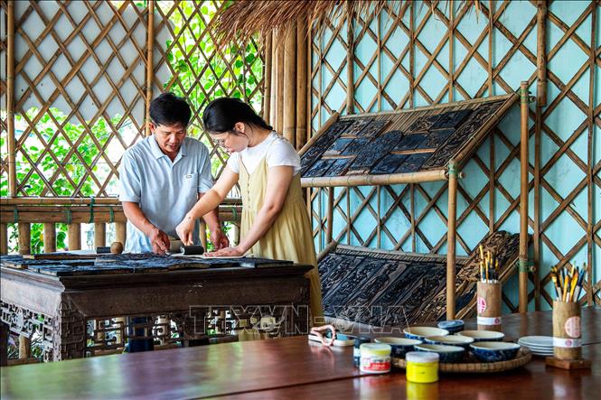 The exhibition corner showcasing Sinh village paintings at the artist's home is not only a place to preserve woodblock prints but also a space for visitors to experience and better understand the value of a painting style that has existed for over four centuries. VNA Photo: Vân Chi/Photo by courtesy
