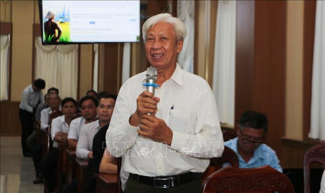 Nông dân tham gia hội nghị tập huấn phát biểu. Ảnh: Hồng Thái – TTXVN
