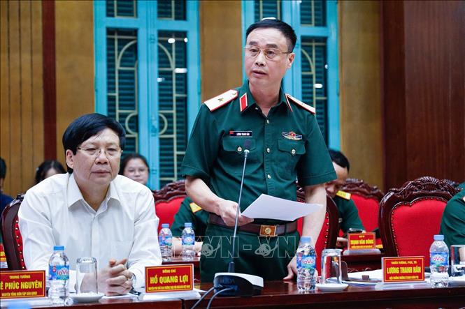 PGS, TS, Thiếu tướng Lương Thanh Hân, Hiệu trưởng Trường Sĩ quan Chính trị (Bộ Quốc phòng) tham luận tại tọa đàm. Ảnh: Hà Anh - TTXVN phát