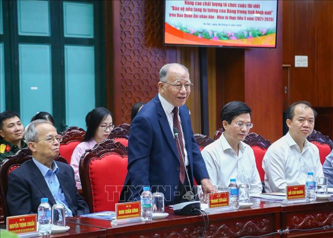 GS, TS Hoàng Chí Bảo phát biểu đóng góp ý kiến tại buổi tọa đàm. Ảnh: Quỳnh Anh - TTXVN phát