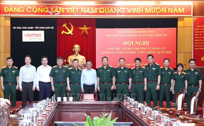 Thường trực Ban Bí thư Trần Cẩm Tú và đại biểu cùng Ban Thường vụ Đảng uỷ Tập đoàn Công nghiệp - Viễn thông Quân đội. Ảnh: Phương Hoa - TTXVN