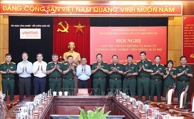 Thường trực Ban Bí thư Trần Cẩm Tú và đại biểu cùng Ban Thường vụ Đảng uỷ Tập đoàn Công nghiệp - Viễn thông Quân đội. Ảnh: Phương Hoa - TTXVN