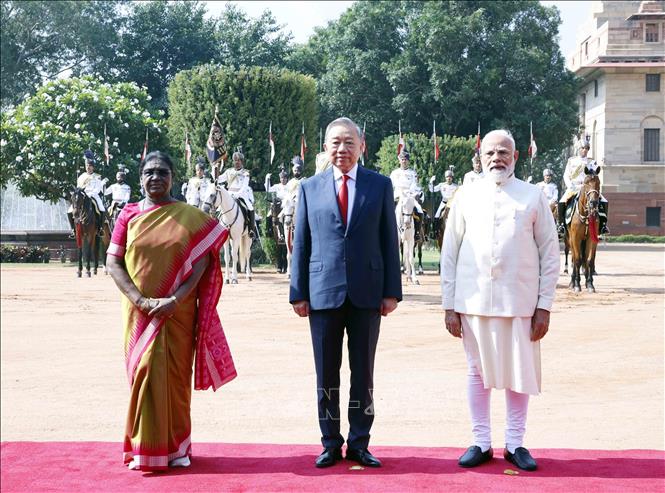 Tổng thống Droupadi Murmu và Thủ tướng Narendra Modi đồng chủ trì Lễ đón trọng thể Tổng Bí thư, Chủ tịch nước Tô Lâm thăm cấp Nhà nước tới Cộng hòa Ấn Độ. Ảnh: Thống Nhất – TTXVN
