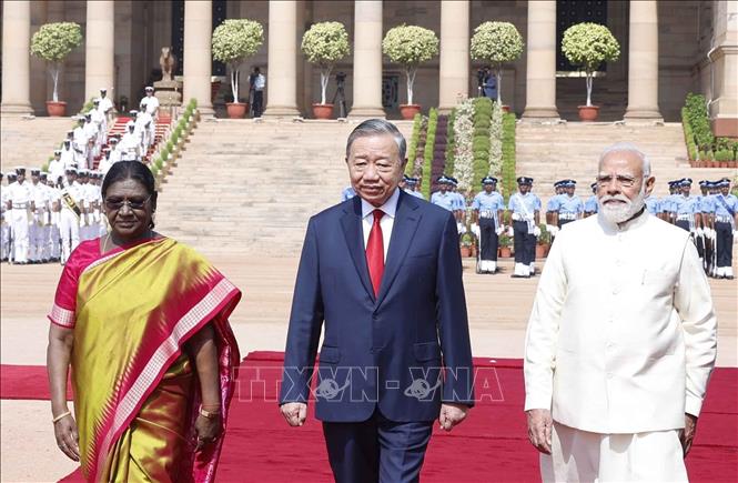 Tổng thống Droupadi Murmu và Thủ tướng Narendra Modi đồng chủ trì Lễ đón trọng thể Tổng Bí thư, Chủ tịch nước Tô Lâm thăm cấp Nhà nước tới Cộng hòa Ấn Độ. Ảnh: Thống Nhất – TTXVN