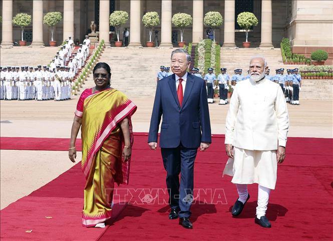 Tổng thống Droupadi Murmu và Thủ tướng Narendra Modi đồng chủ trì Lễ đón trọng thể Tổng Bí thư, Chủ tịch nước Tô Lâm thăm cấp Nhà nước tới Cộng hòa Ấn Độ. Ảnh: Thống Nhất – TTXVN