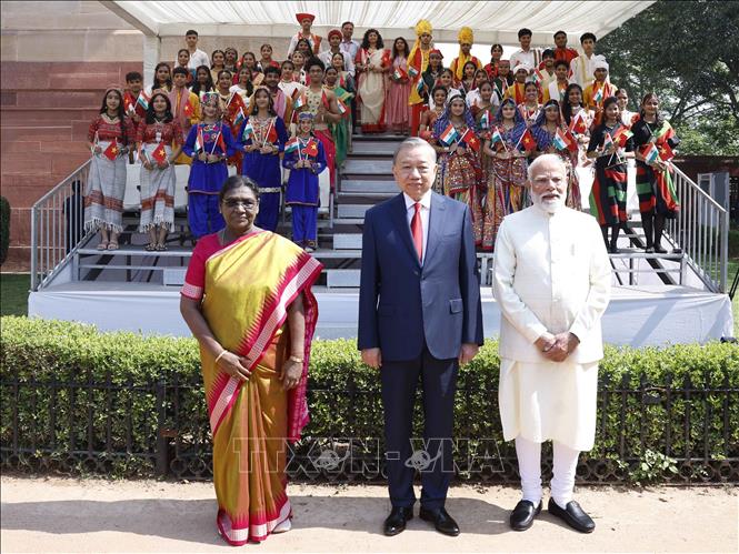Tổng thống Droupadi Murmu và Thủ tướng Narendra Modi đồng chủ trì Lễ đón trọng thể Tổng Bí thư, Chủ tịch nước Tô Lâm thăm cấp Nhà nước tới Cộng hòa Ấn Độ. Ảnh: Thống Nhất – TTXVN