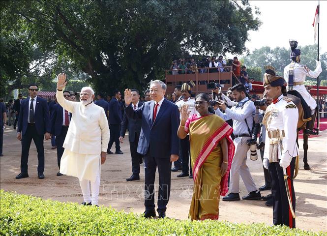 Tổng thống Droupadi Murmu và Thủ tướng Narendra Modi đồng chủ trì Lễ đón trọng thể Tổng Bí thư, Chủ tịch nước Tô Lâm thăm cấp Nhà nước tới Cộng hòa Ấn Độ. Ảnh: Thống Nhất – TTXVN