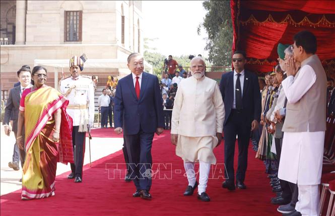 Tổng thống Droupadi Murmu và Thủ tướng Narendra Modi đồng chủ trì Lễ đón trọng thể Tổng Bí thư, Chủ tịch nước Tô Lâm thăm cấp Nhà nước tới Cộng hòa Ấn Độ. Ảnh: Thống Nhất – TTXVN
