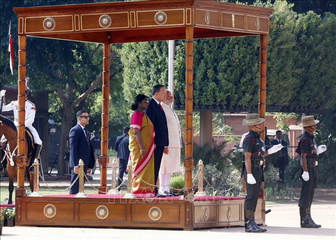 Tổng Bí thư, Chủ tịch nước Tô Lâm cùng Tổng thống Droupadi Murmu và Thủ tướng Narendra Modi trên bục danh dự, thực hiện nghi lễ chào cờ. Ảnh: Thống Nhất – TTXVN