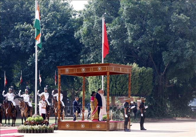 Tổng Bí thư, Chủ tịch nước Tô Lâm cùng Tổng thống Droupadi Murmu và Thủ tướng Narendra Modi trên bục danh dự, thực hiện nghi lễ chào cờ. Ảnh: Thống Nhất – TTXVN