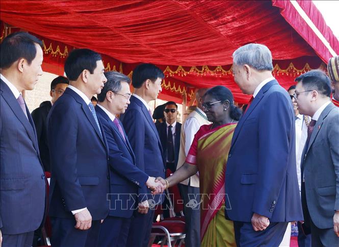 Tổng Bí thư, Chủ tịch nước Tô Lâm giới thiệu thành viên đoàn cấp cao Việt Nam với Tổng thống và Thủ tướng Ấn Độ. Ảnh: Thống Nhất – TTXVN