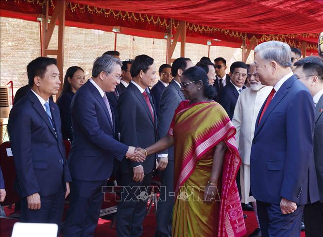 Tổng Bí thư, Chủ tịch nước Tô Lâm giới thiệu thành viên đoàn cấp cao Việt Nam với Tổng thống và Thủ tướng Ấn Độ. Ảnh: Thống Nhất – TTXVN