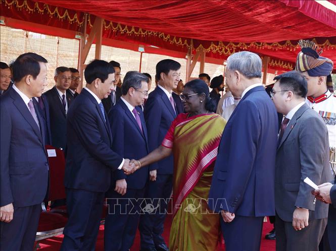 Tổng Bí thư, Chủ tịch nước Tô Lâm giới thiệu thành viên đoàn cấp cao Việt Nam với Tổng thống và Thủ tướng Ấn Độ. Ảnh: Thống Nhất – TTXVN