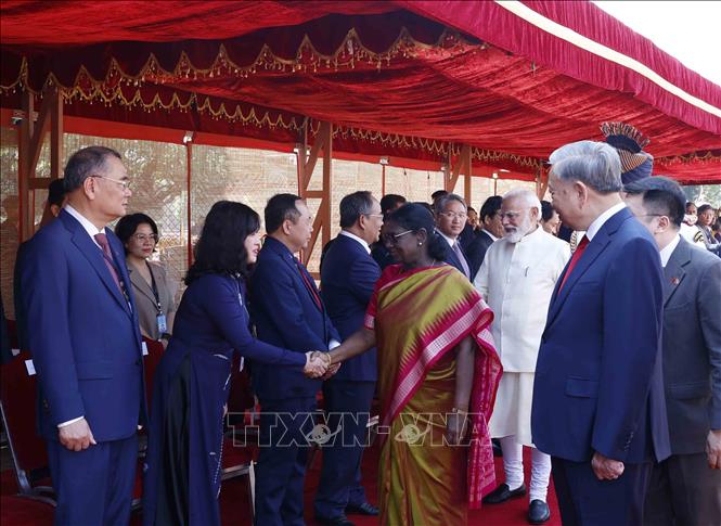 Tổng Bí thư, Chủ tịch nước Tô Lâm giới thiệu thành viên đoàn cấp cao Việt Nam với Tổng thống và Thủ tướng Ấn Độ. Ảnh: Thống Nhất – TTXVN