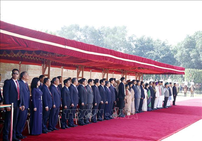 Thành viên đoàn cấp cao hai nước tại Lễ đón. Ảnh: Thống Nhất – TTXVN