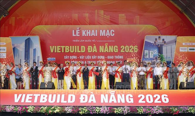 Các đại biểu thực hiện nghi thức cắt băng khai mạc Triển lãm. Ảnh: Quốc Dũng - TTXVN