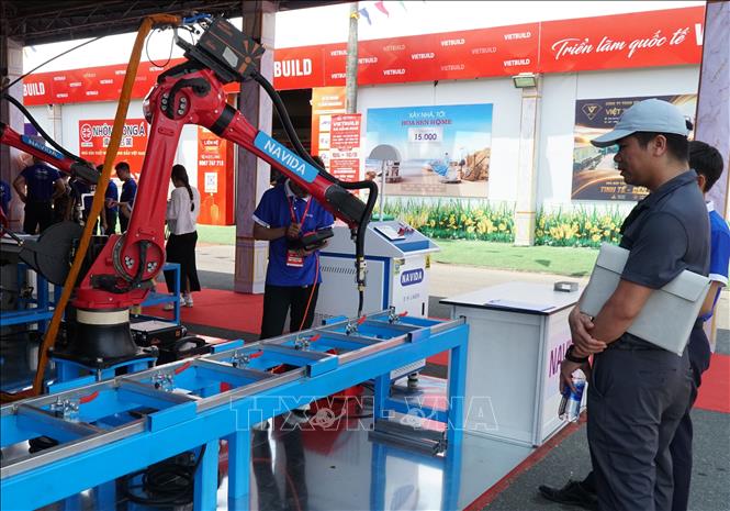 Gian hàng giới thiệu sản phẩm robot tự động hóa trong lĩnh vực xây dựng – nội thất. Ảnh: Quốc Dũng - TTXVN
