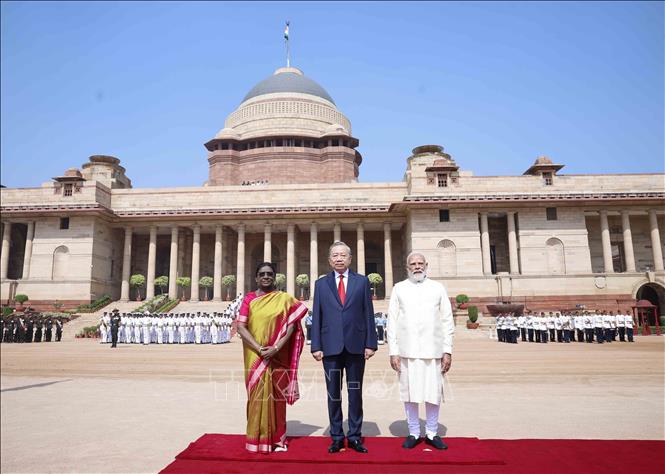 India’s President Droupadi Murmu and Prime Minister Narendra Modi welcomes General Secretary of the Communist Party of Vietnam (CPV) Central Committee and State President To Lam. VNA Photo: Thống Nhất