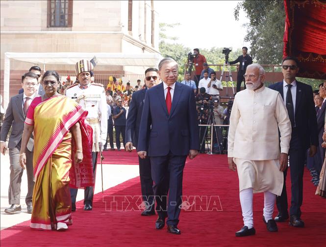 India’s President Droupadi Murmu and Prime Minister Narendra Modi co-chair an official welcome ceremony for General Secretary of the Communist Party of Vietnam (CPV) Central Committee and State President To Lam. VNA Photo: Thống Nhất