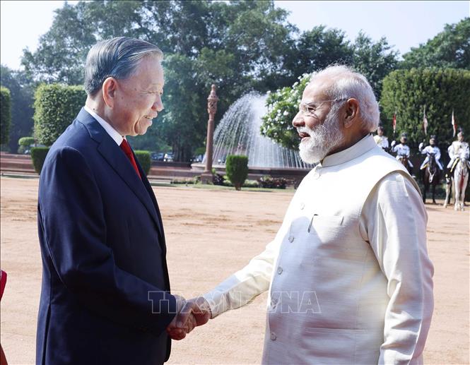 Indian Prime Minister Narendra Modi welcomes General Secretary of the Communist Party of Vietnam (CPV) Central Committee and State President To Lam. VNA Photo: Thống Nhất